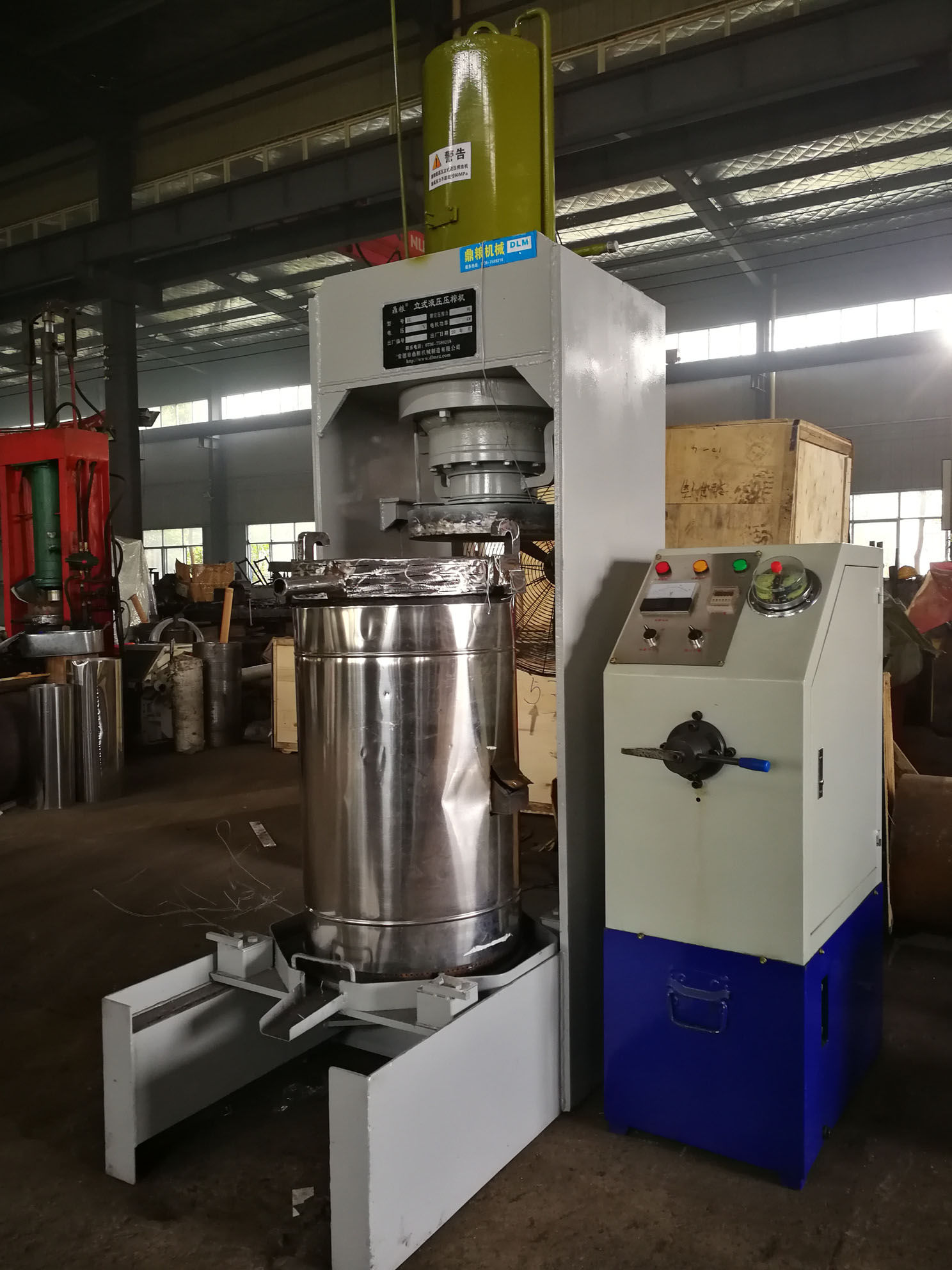 不銹鋼超高壓立式液壓壓榨機(jī)，果汁壓榨機(jī)，果渣壓榨機(jī)，藥材壓榨，油渣處理，白土壓榨